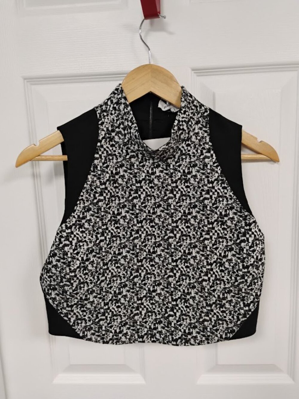 Elizabeth and James Black White Zip Front Vest Top L